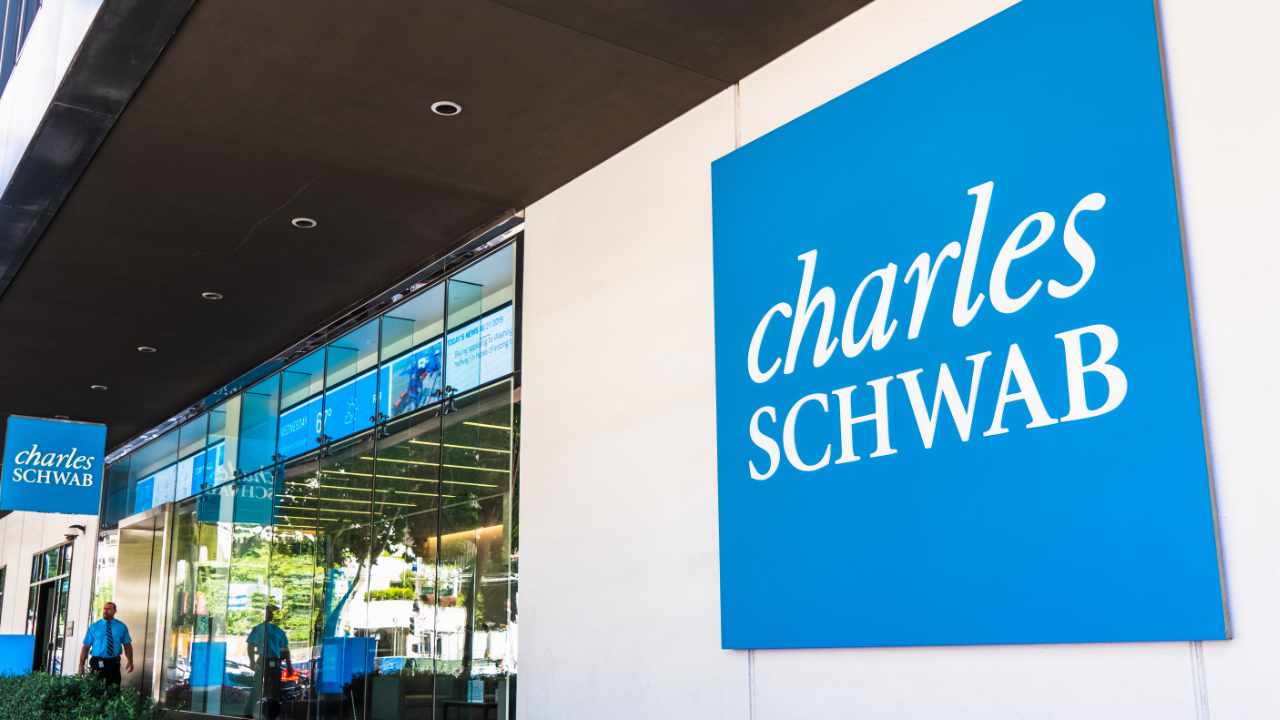 Charles Schwab Strategist Skeptical of Crypto — Puts Faith in Banking System, Federal Reserve